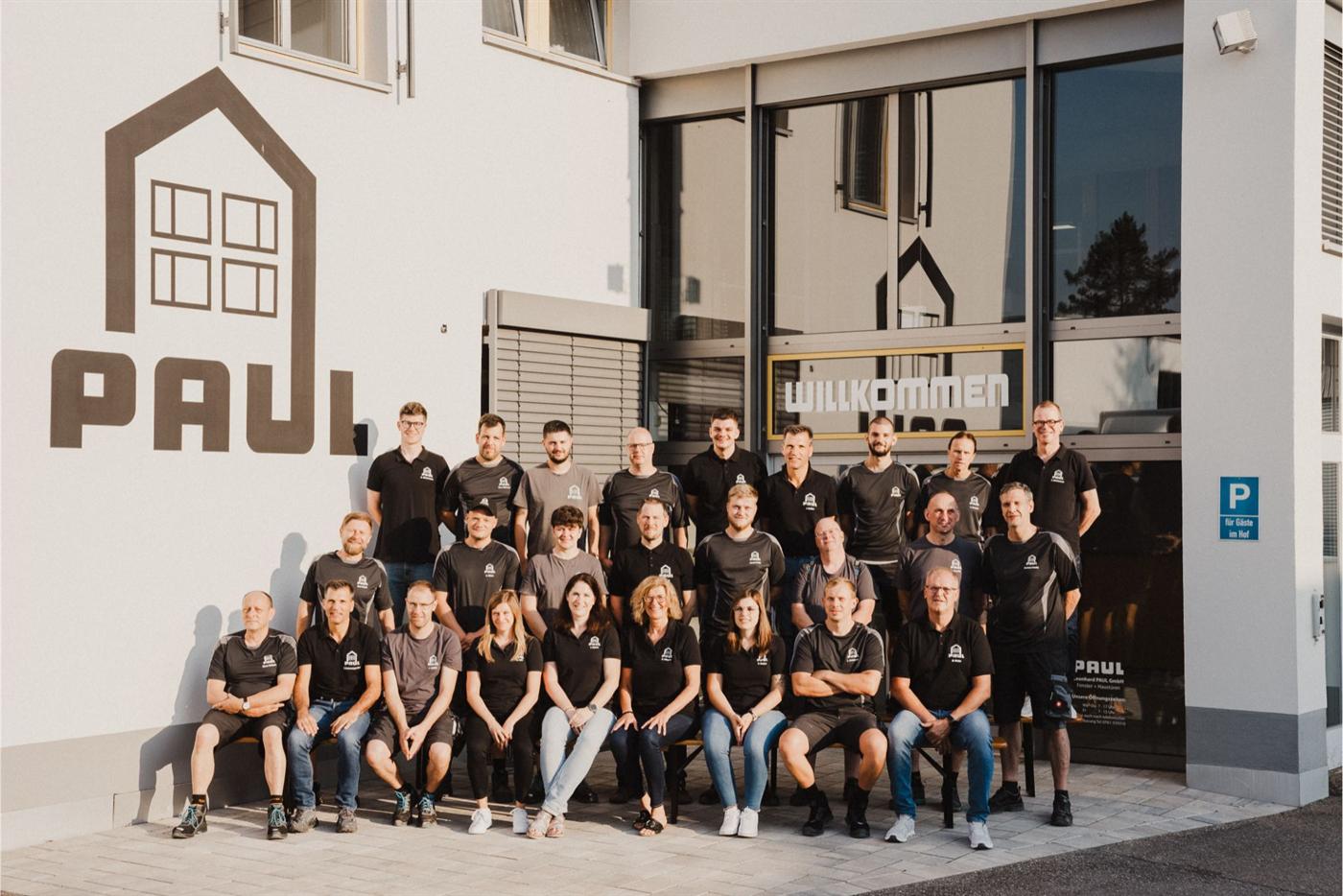 Das Team der Leonhard Paul GmbH vor dem Firmengebäude in Freiburg